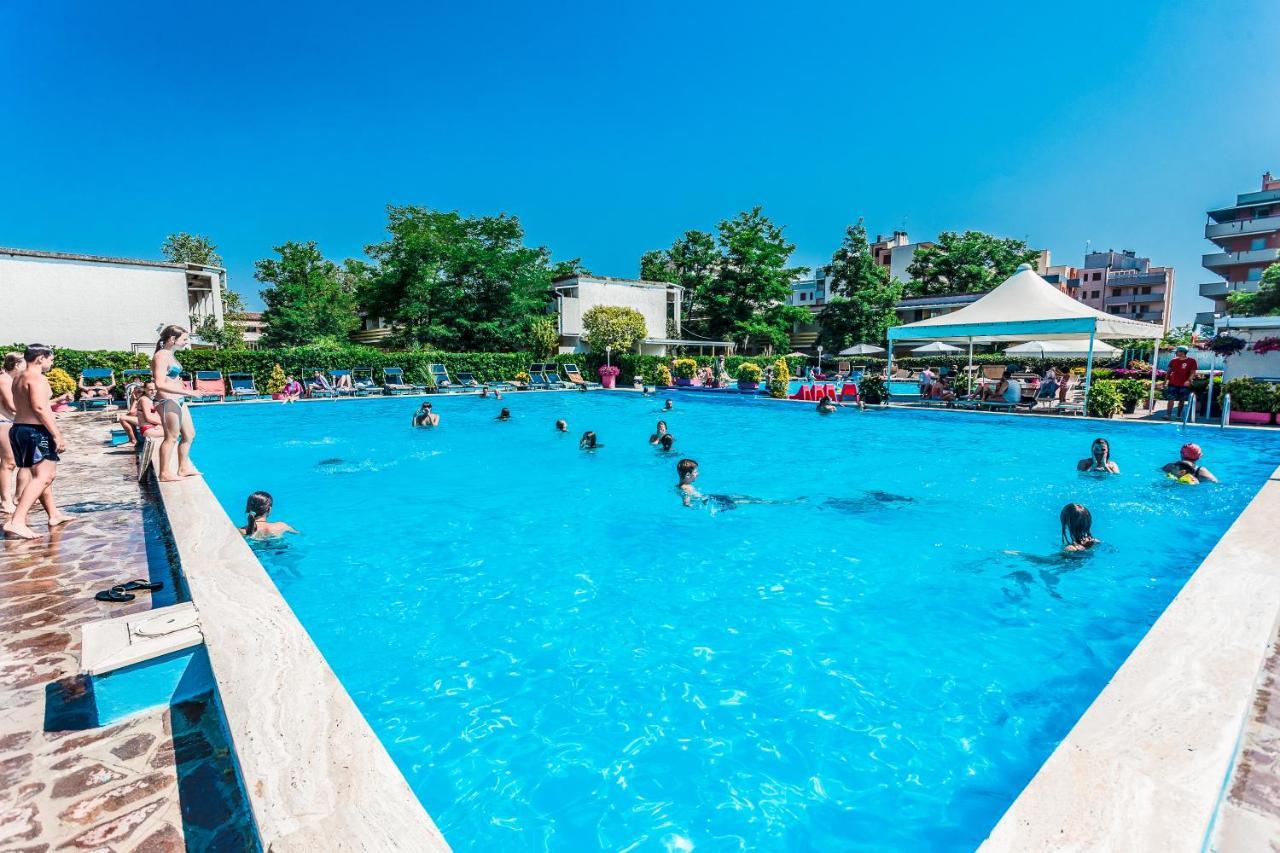 Blu Marlin bungalow Appartamenti con piscina Lido Adriano Esterno foto