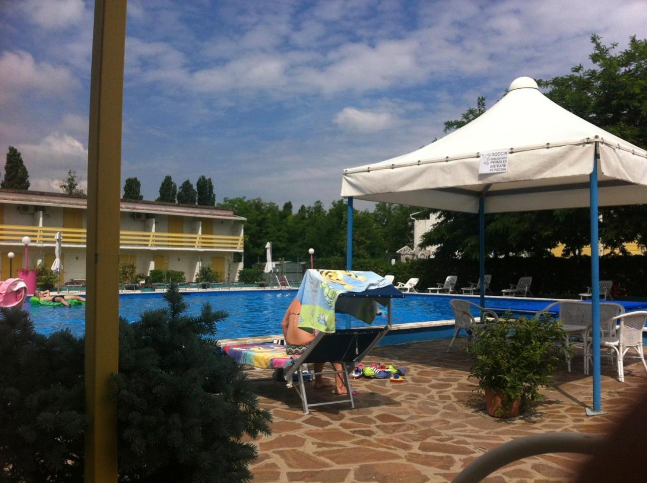 Blu Marlin bungalow Appartamenti con piscina Lido Adriano Esterno foto