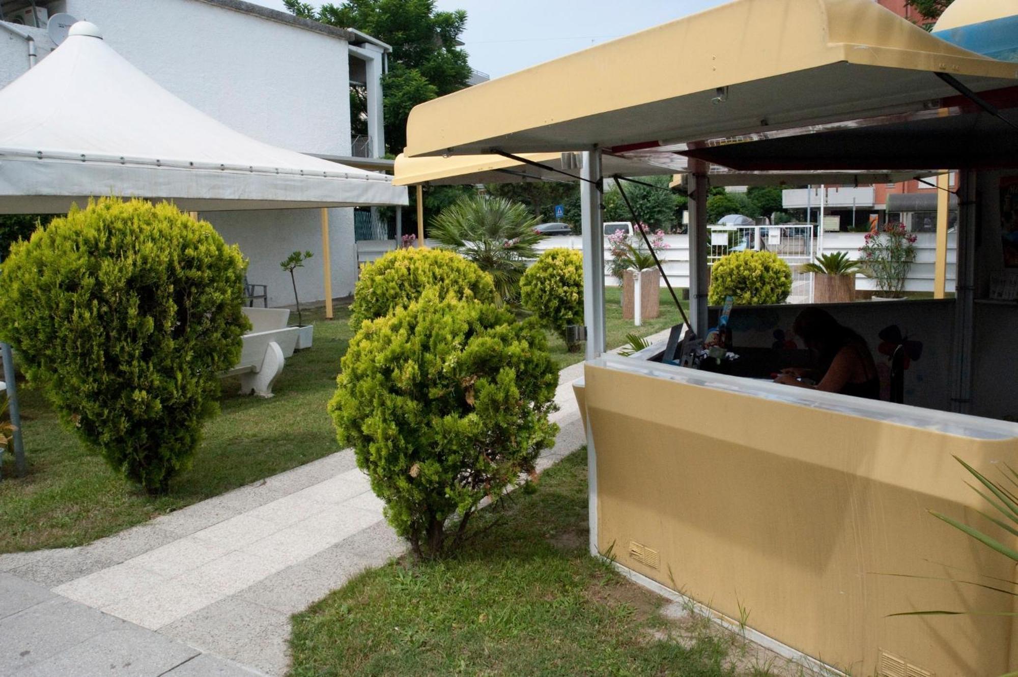 Blu Marlin bungalow Appartamenti con piscina Lido Adriano Esterno foto