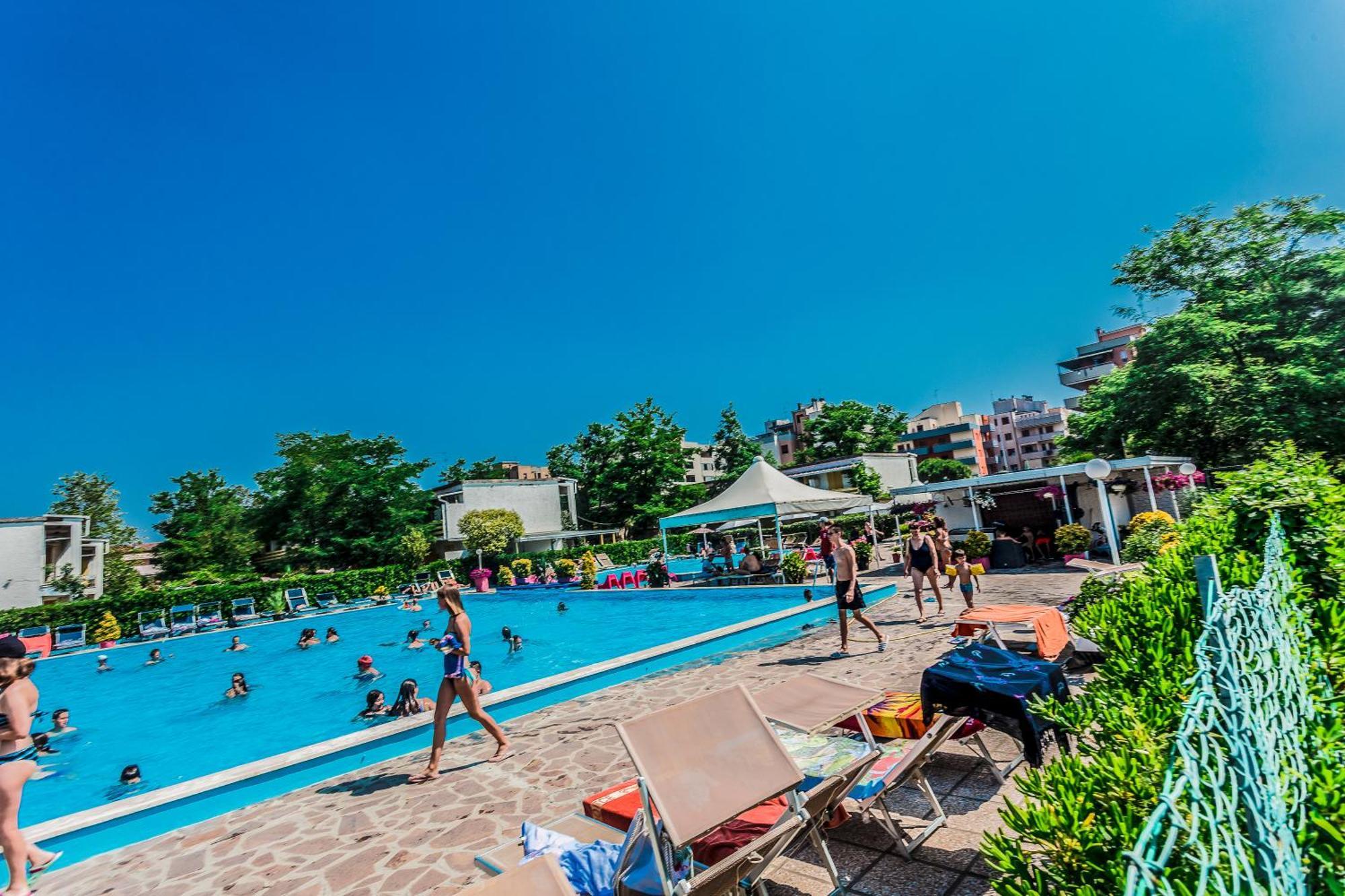 Blu Marlin bungalow Appartamenti con piscina Lido Adriano Esterno foto