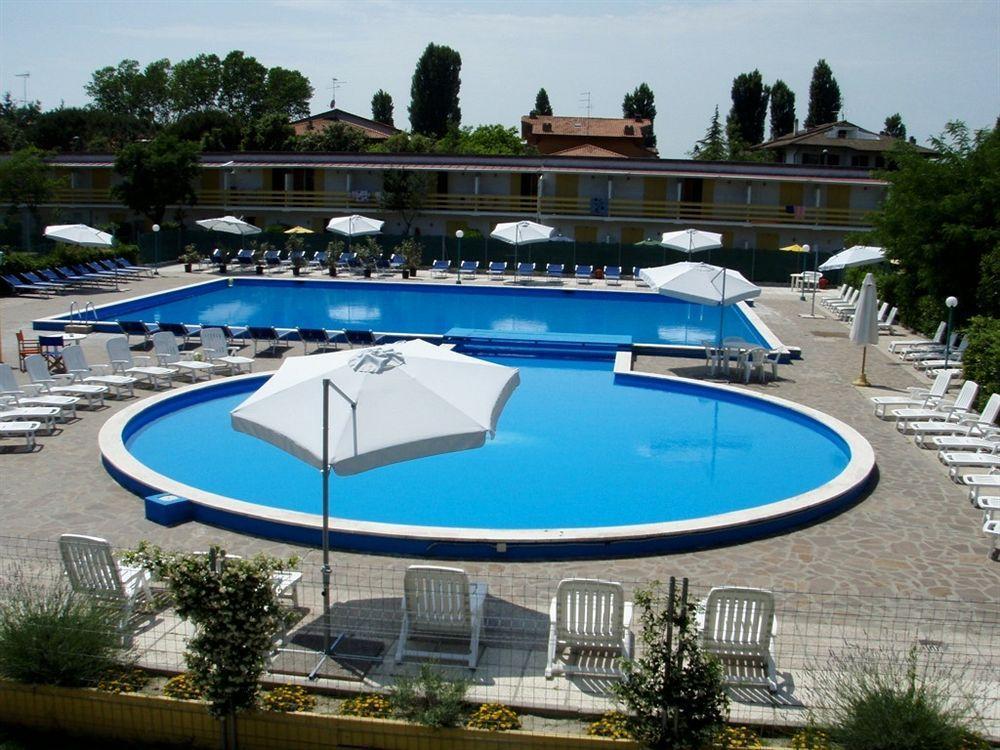 Blu Marlin bungalow Appartamenti con piscina Lido Adriano Esterno foto
